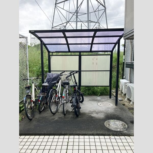 現地周辺 (駐輪場)