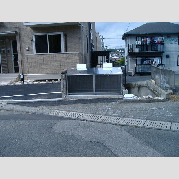 現地周辺 (ゴミボックス)