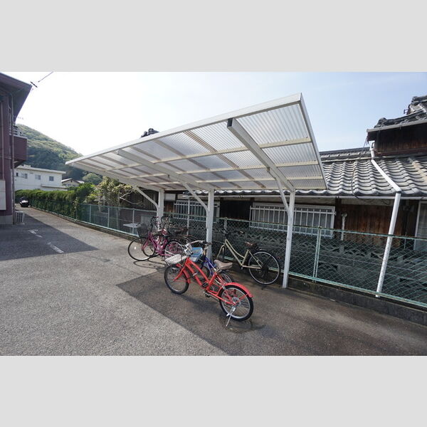 現地周辺 (駐輪場)