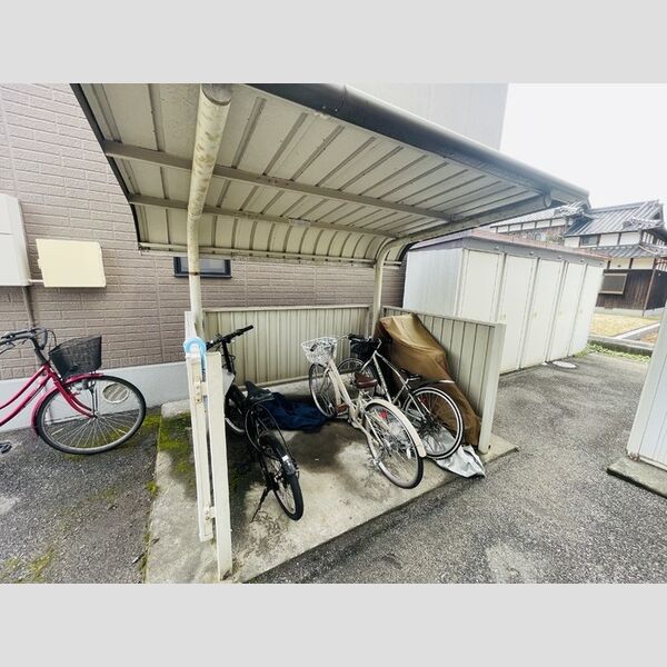 現地周辺 (駐輪場)