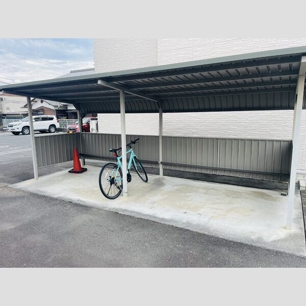 現地周辺 (駐輪場)