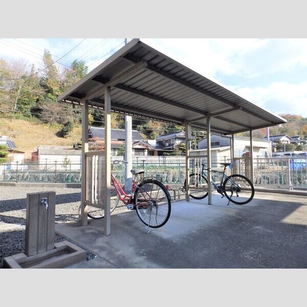 現地周辺 (駐輪場)