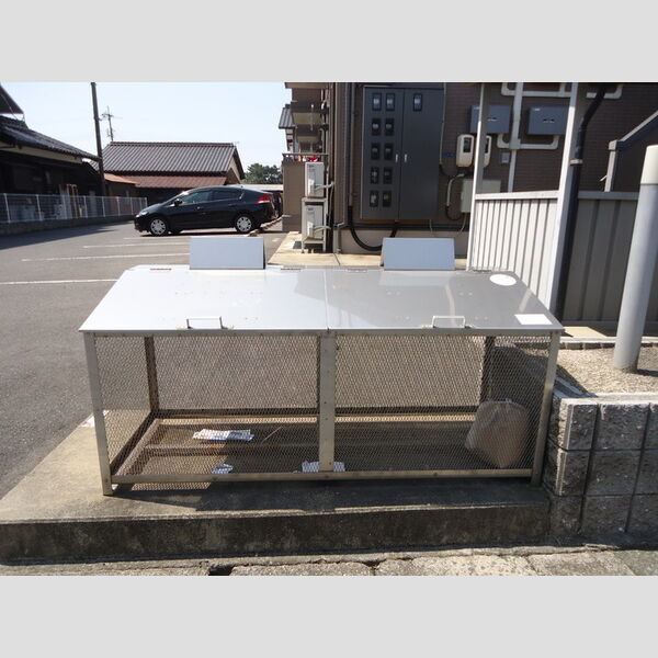 現地周辺 (ゴミボックス)