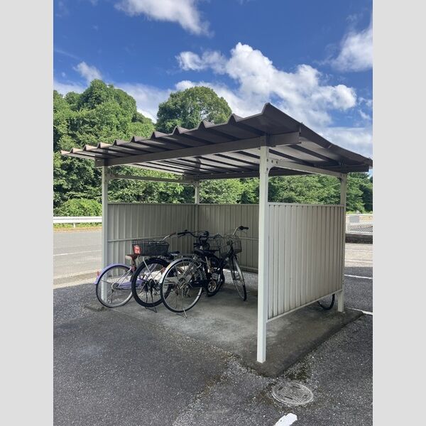 現地周辺 (駐輪場)