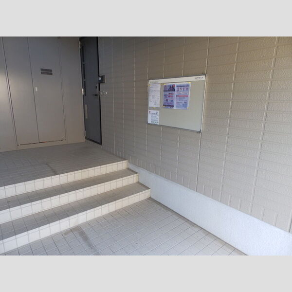 現地周辺 (1階共用部(お知らせ板))