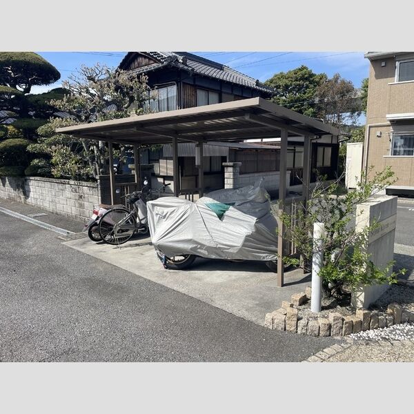 現地周辺 (駐輪場)