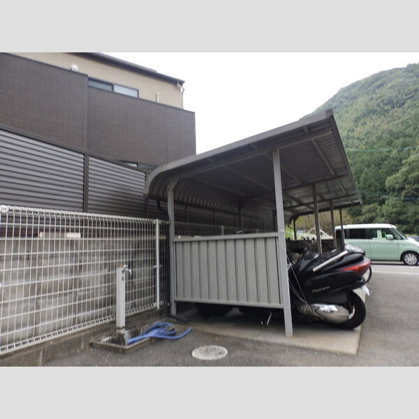 現地周辺 (駐輪場)