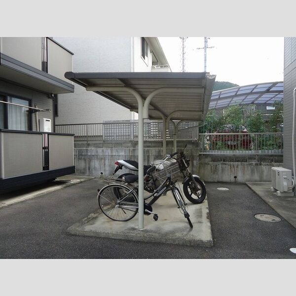 現地周辺 (駐輪場)