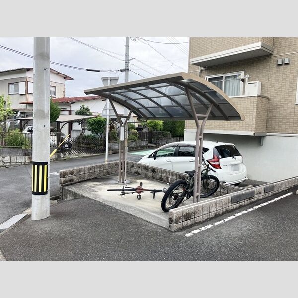 現地周辺 (駐輪場)