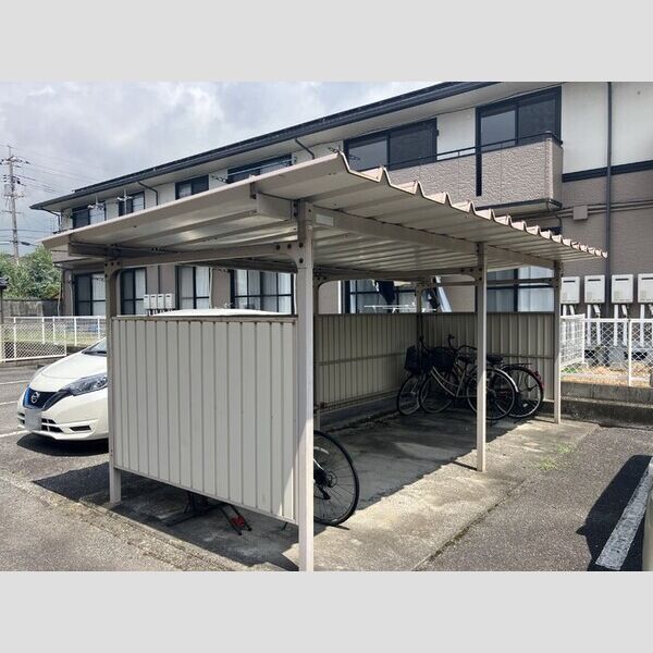 現地周辺 (駐輪場)