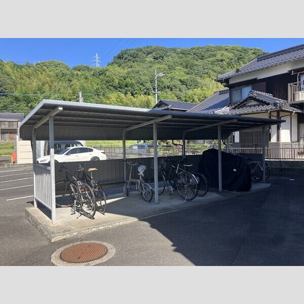 現地周辺 (駐輪場)