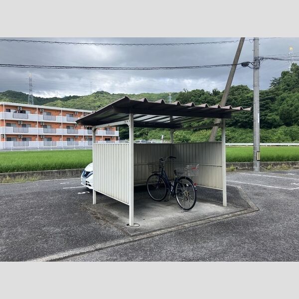 現地周辺 (駐輪場)