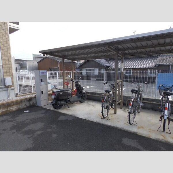 現地周辺 (駐輪場)