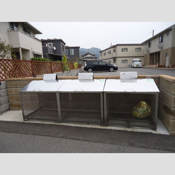 現地周辺 (ゴミボックス)