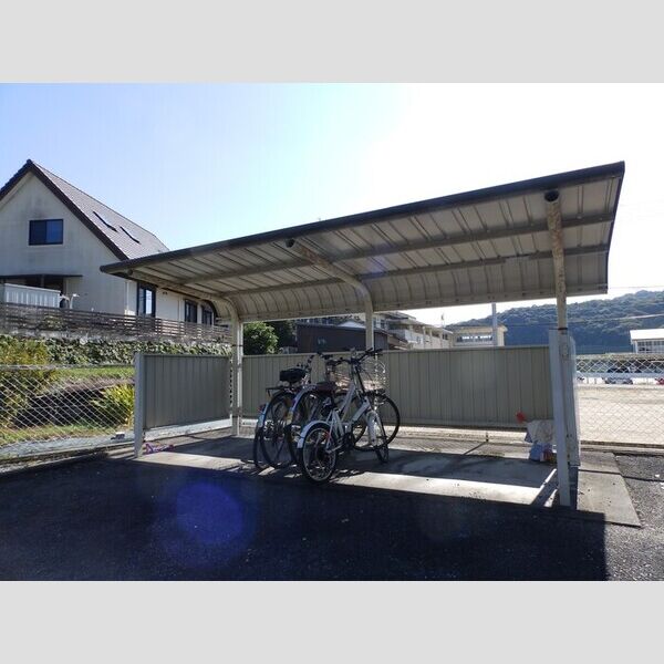 現地周辺 (駐輪場)