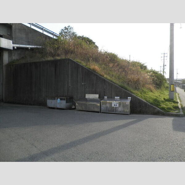 現地周辺 (ゴミボックス)
