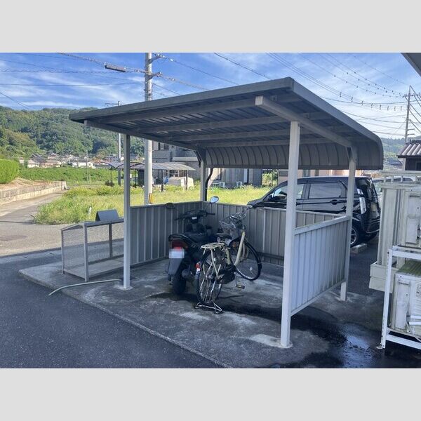 現地周辺 (駐輪場)
