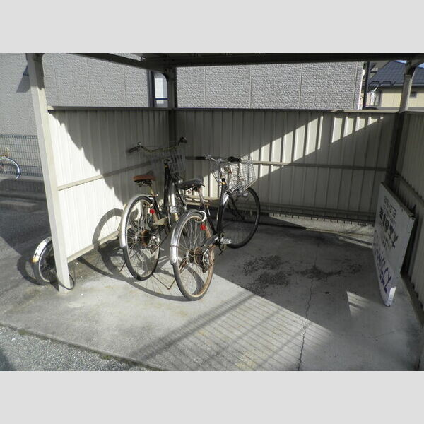 現地周辺 (駐輪場)