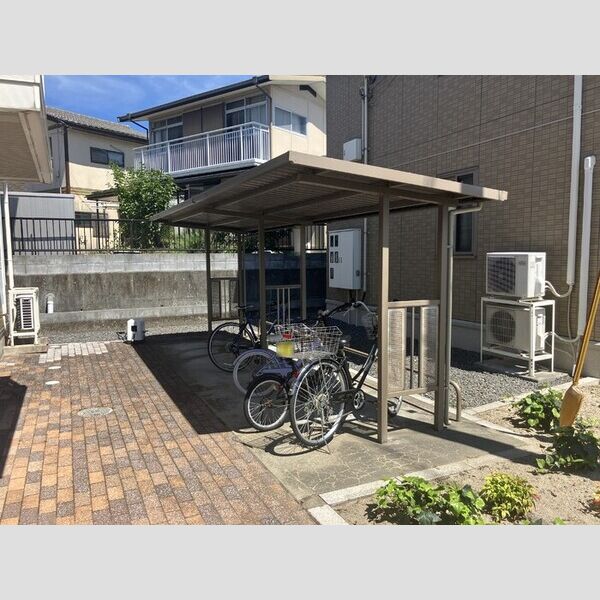 現地周辺 (駐輪場)
