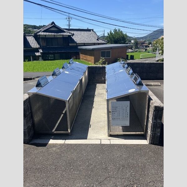 現地周辺 (ゴミ庫)