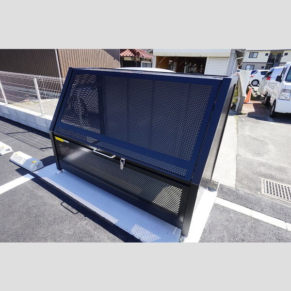 現地周辺 (敷地内ゴミステーション)