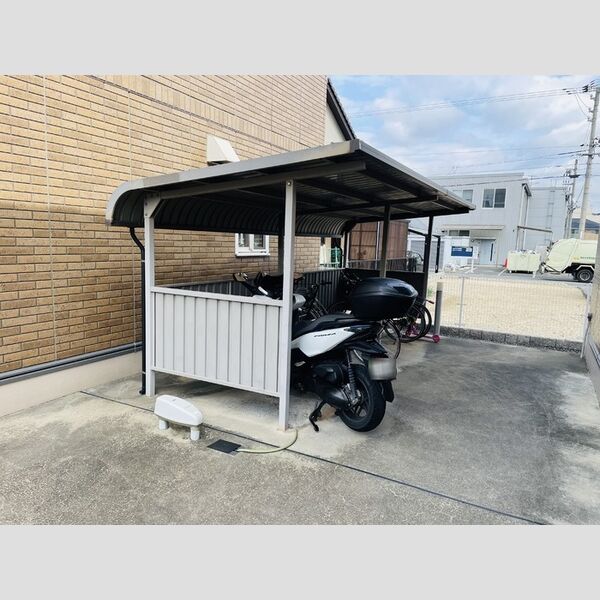 現地周辺 (駐輪場)