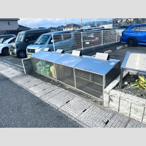 現地周辺 (ゴミ庫)