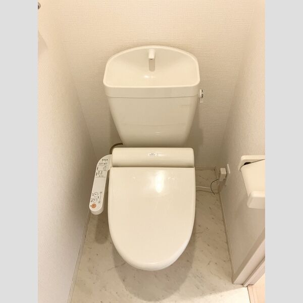 トイレ (トイレ)