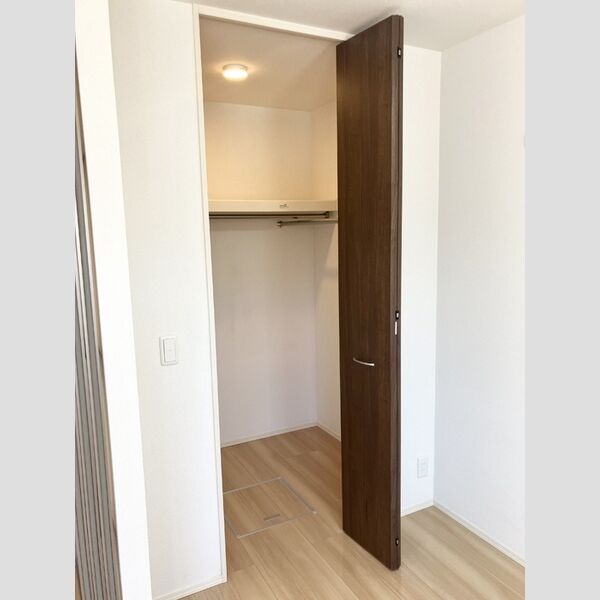 収納 (洋室ウォークインクローゼット)