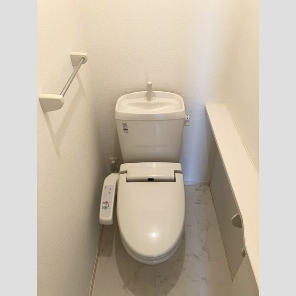 トイレ (トイレ)