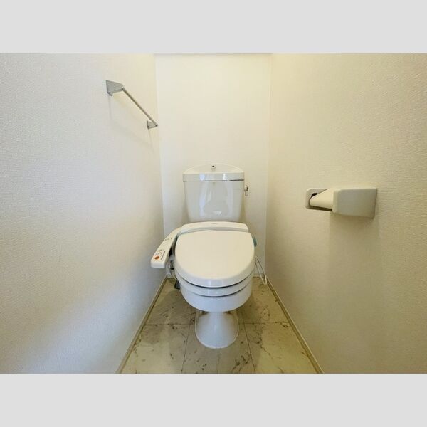 トイレ (トイレ)