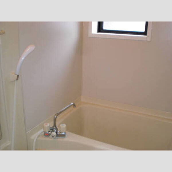 バス (B102:浴室(小窓付))
