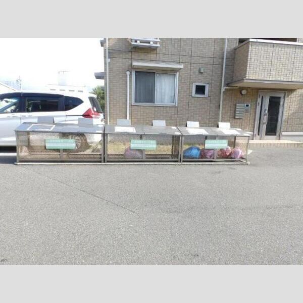 現地周辺 (敷地内ごみステーション)