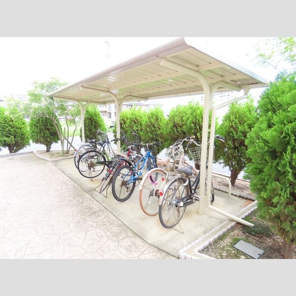 現地周辺 (駐輪場)