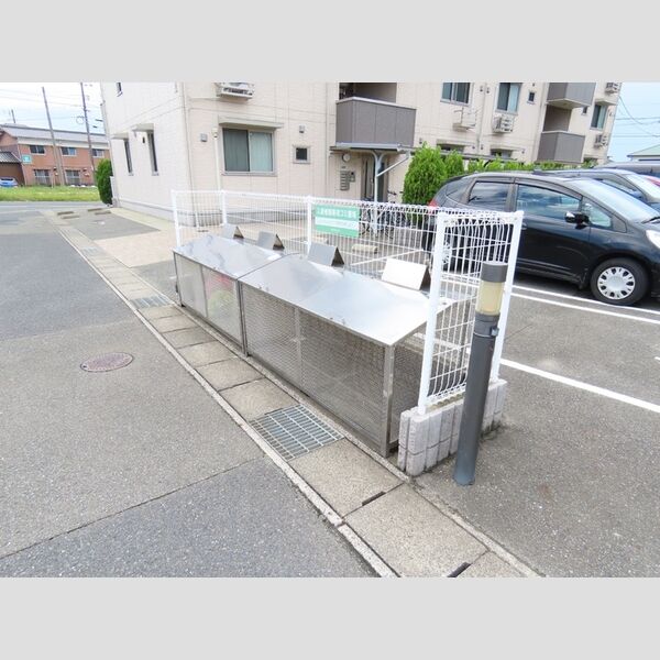 現地周辺 (敷地内ゴミステーション)