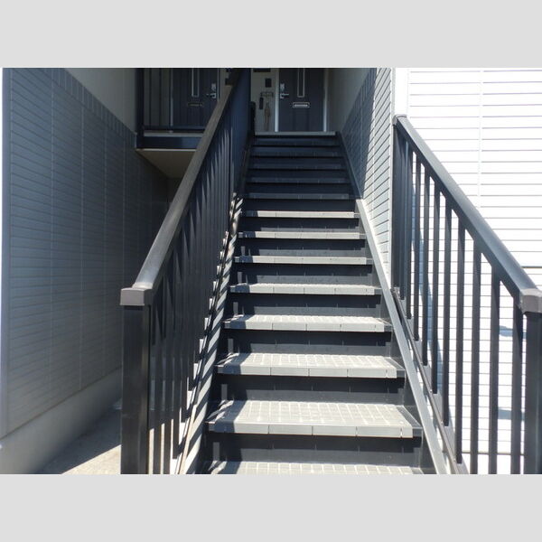 現地周辺 (共用階段(いつも綺麗に清掃しています))