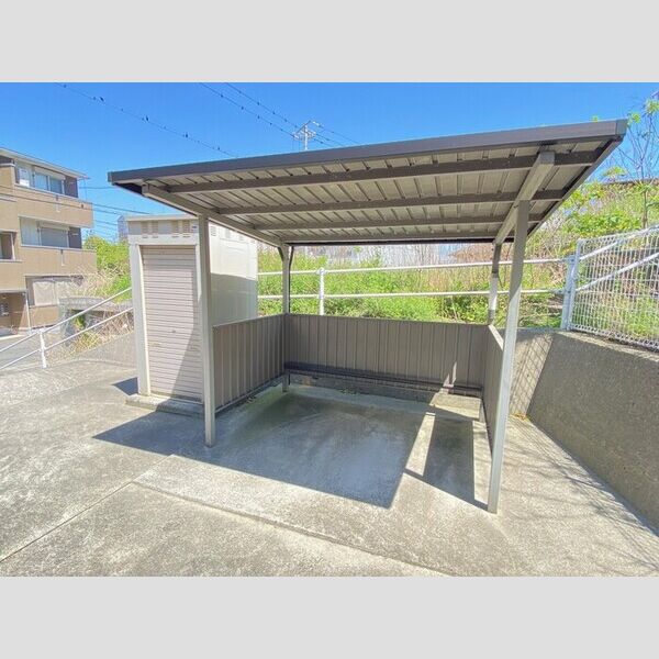 現地周辺 (駐輪場)