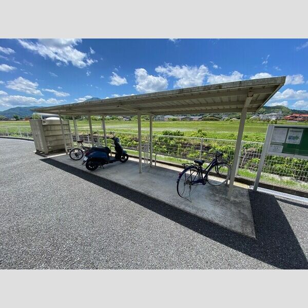 現地周辺 (駐輪場)