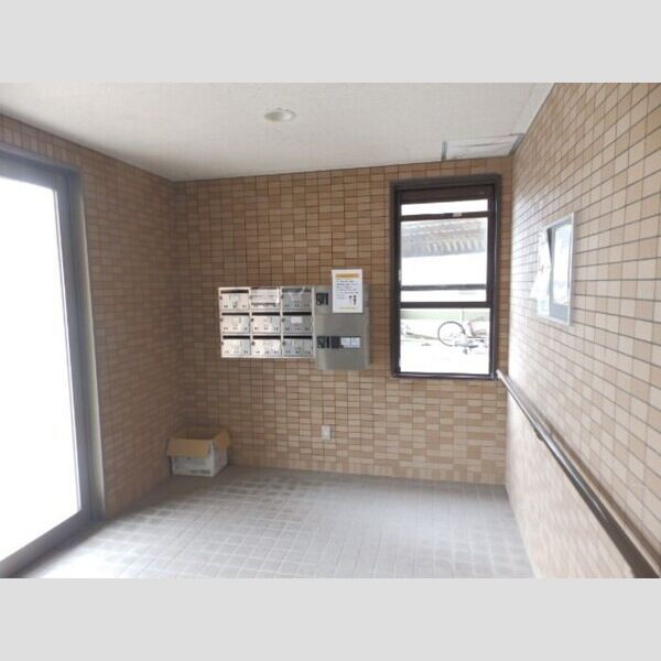 現地周辺 (ロビー　宅配ボックスあり)