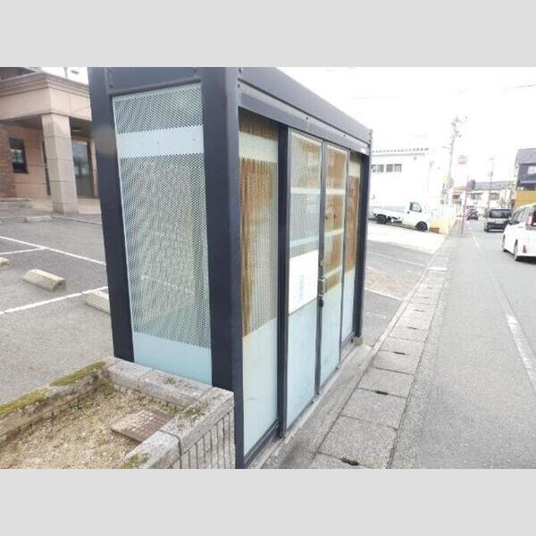 現地周辺 (敷地内ごみステーション)