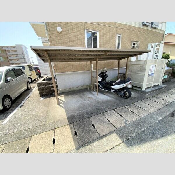 現地周辺 (駐輪場)