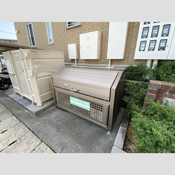 現地周辺 (専用ゴミ庫)