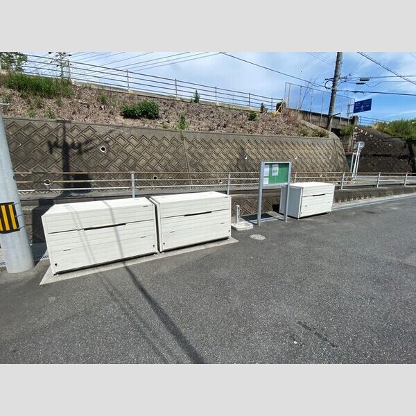 現地周辺 (敷地内ゴミ庫)
