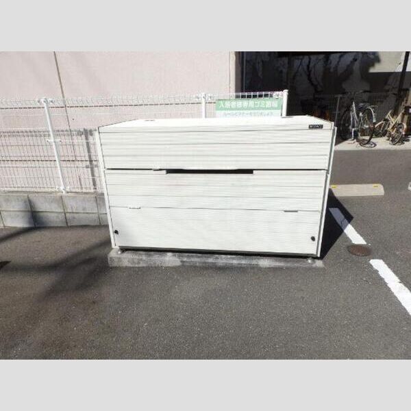 現地周辺 (敷地内ゴミステーション)