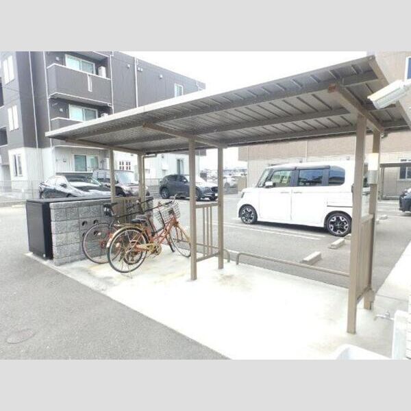 現地周辺 (駐輪場)