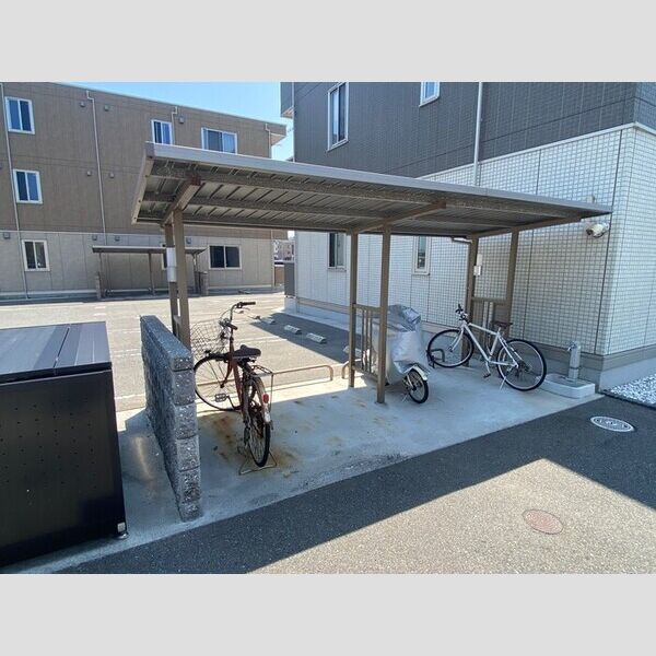 現地周辺 (駐輪場)