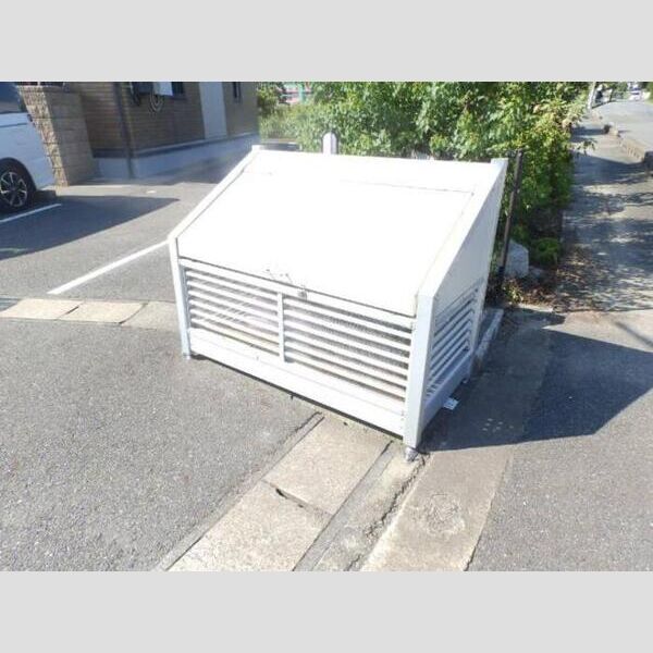 現地周辺 (敷地内ゴミステーション)
