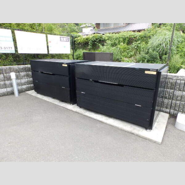 現地周辺 (敷地内ゴミステーション)