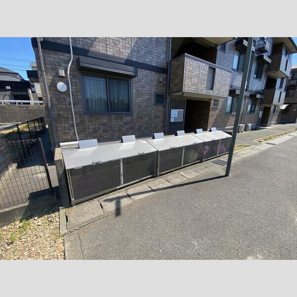 現地周辺 (専用ゴミ庫)