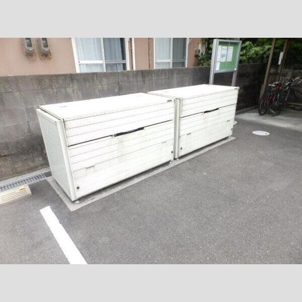 現地周辺 (敷地内ゴミステーション)